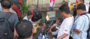 BERITA FOTO: Ubah Suara Gitar Biasa Menjadi Suara Gitar Elektrik