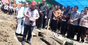 Bupati Mitra Letakkan Batu Pertama Pembangunan Pasar Tua Tombatu