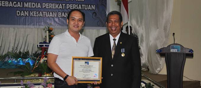 Jemmy Asiku Terima Penghargaan Dari RRI Manado 9 Jemmy Asiku berhasil membawa itCenter untuk menerima Penghargaan sebagai Mitra Kerja dari Radio Republik Indonesia