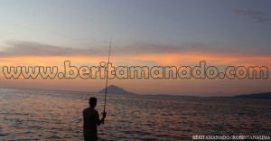BERITA FOTO: Mancing di Pinggir Pantai Reklamasi Mega Mas