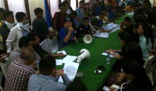 Massa aksi saat diterima anggota DPRD Manado (foto Beritamanado)