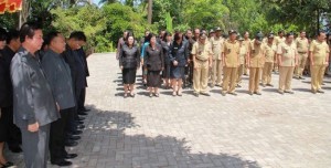 Gubernur Sarundajang Bersama Bupati Singal Berziarah di Makam HV Worang