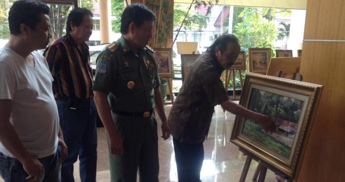 Walikota Lumentut 'Tertarik' Lukisan Pelabuhan Manado Tempo Doeloe