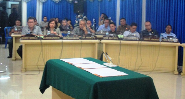 Anggota DPRD Kota Manado saat sidang paripurna internal