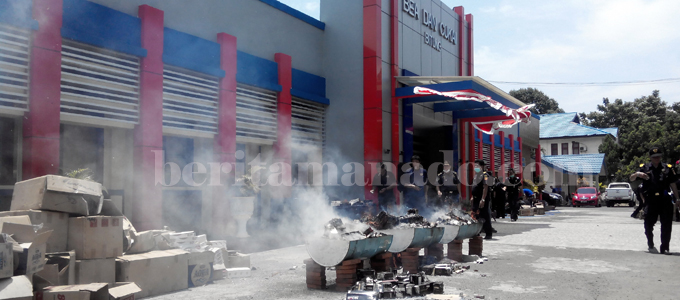 Ribuan Rokok dan Miras Ilegal Dimusnakan