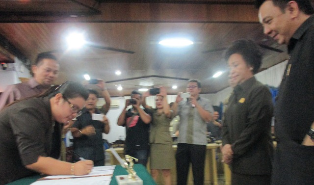 Berita Foto: Sidang Paripurna Internal Penetapan Pimpinan Definitif DPRD Manado