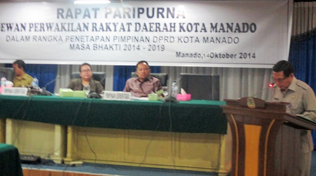 Sekretaris DPRD Manado Leo Sondakh saat membacakan SK rekomendasi pimpinan definitif