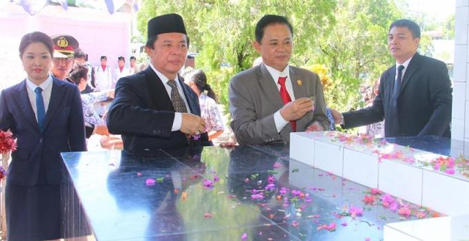 Bupati Minut Pimpin Ziarah di TMP Walanda Maramis 8 10363556_10202663068407525_7172453803186543620_n