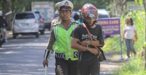 Hindari Razia, Pengendara Motor Tabrak Petugas