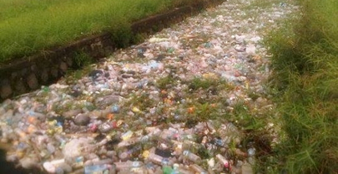 Saluran Irigasi Sawah Tataaran Jadi Lumbug Sampah