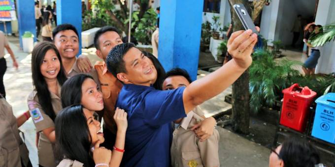 BERITA FOTO: Dekatnya Wawali Mangindaan Bersama Siswa-Siswi Se-Manado