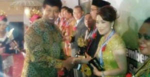 Wabup Minut Raih Penghargaan Woman of The Year 2014