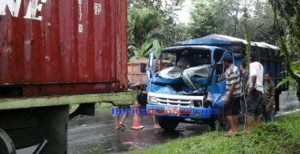 BERITA FOTO: Truk ‘Cium’ Bagian Belakang Kontainer