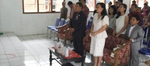Bupati Mitra dan Keluarga Ibadah Perpisahan Tahun di GMIM Sion Tombatu