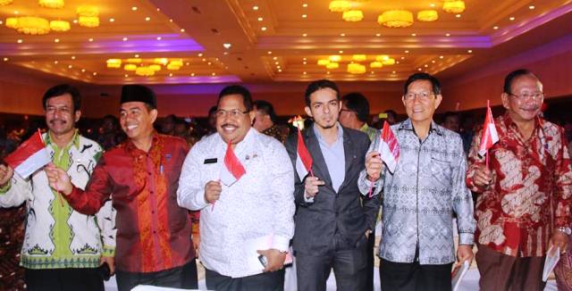 Wali Kota Lumentut Terima Penghargaan Ksatria Bakti Husada 2014 11 uc3
