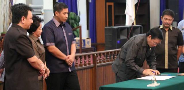 Wali Kota Lumentut Bacakan Ranperda Pertangungjawaban Pelaksanaan APBD 2013 11 vqai1