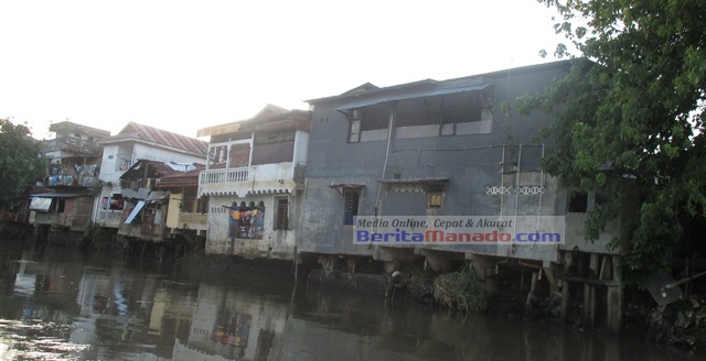 bangunan di tepi das tondano