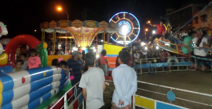 BERITA FOTO: Warga Manado Serbu Pasar Malam
