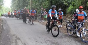 Jimmy Palmer Sinaga Bersepeda Keliling Minahasa