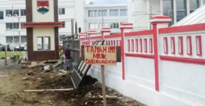“Tanah Ini Milik Keluarga Maengkom”
