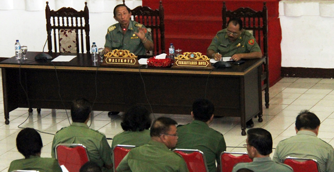 Sondakh ketika memimpin rapat evaluasi kerja (foto ist)