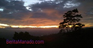 BERITA FOTO: Menikmati Sunset Dari Kaki Gunung Klabat