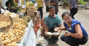 Disini Kamu Bisa Makan Durian Gratis!