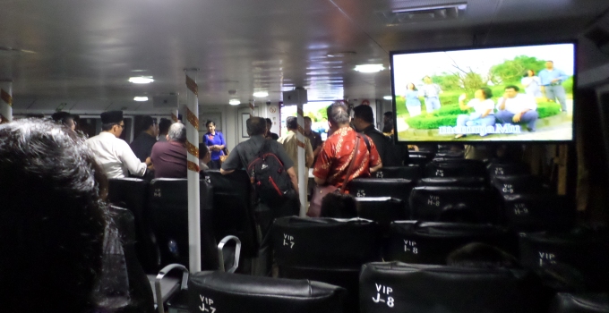 Bitung Kena Bencana, Sarundajang Pimpin Rapat Terbatas di Kapal