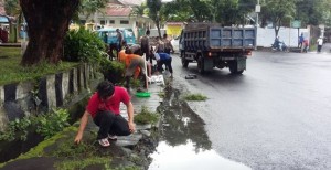 BERITA FOTO: Polisi Bersihkan Wilayah Kota Manado
