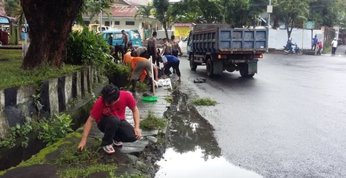 BERITA FOTO: Polisi Bersihkan Wilayah Kota Manado