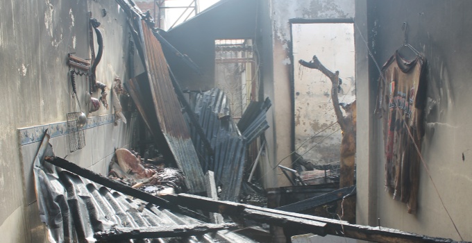 Rumah Kadis KP Talaud Nyaris Rata Tanah
