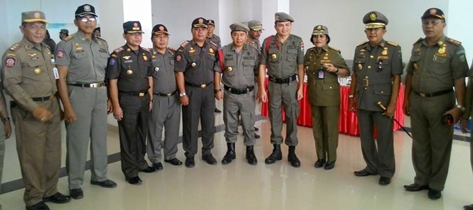james sumnedap bersama para kasat pol pp se sulut