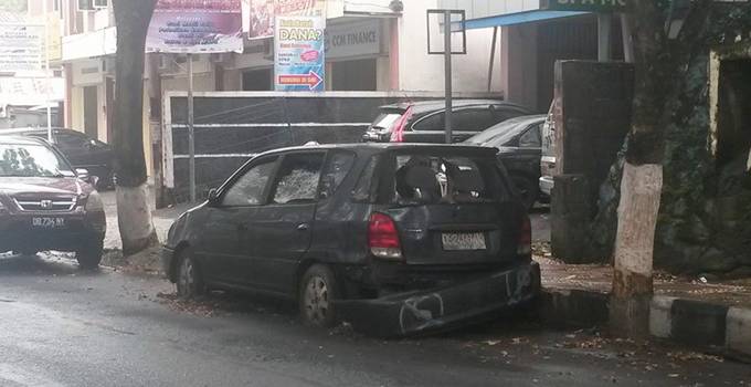 BERITA FOTO  Sampah Mobil  Rongsokan  Terparkir Tahunan 