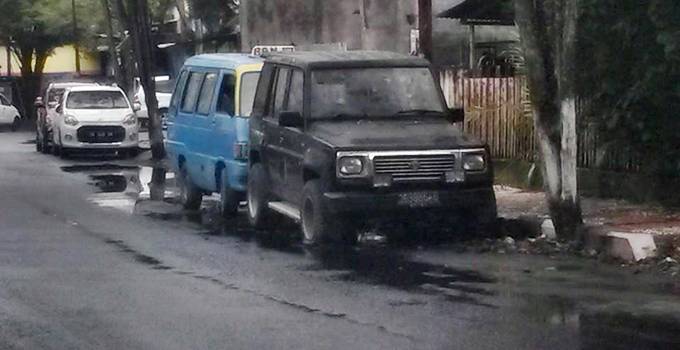 BERITA FOTO: Sampah Mobil Rongsokan 'Terparkir Tahunan' 9 sampah rongsokan mobil di manado2