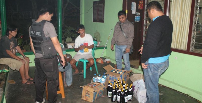 Polsek Airmadidi Amankan 140 Botol Miras