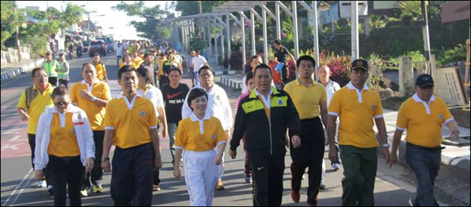 Jalan Sehat Bersama, Buka Rangkaian Kegiatan Hardiknas di Tomohon