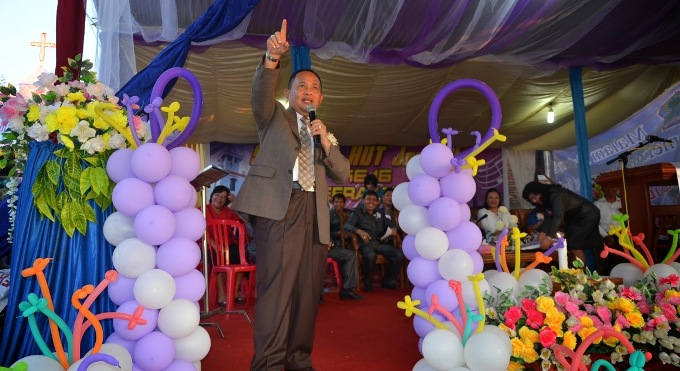 Kansil Pimpin Ibadah Paskah dan HUT Jemaat Efrata Kalasey