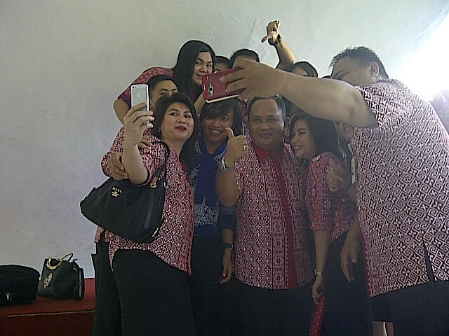 Sario-20150423-06493.jpg Wagub Kansil Jadi Rebutan Foto Selfie PNS Biro Umum