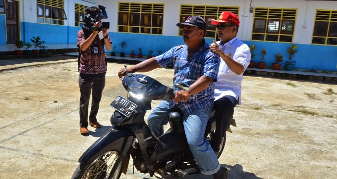 Wagub Kansil Naik Ojek Gelar Baksos di Pulau Mantehage