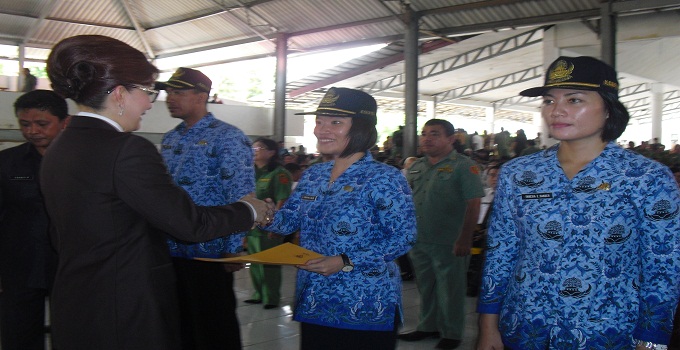 680 PNS Minsel Naik Pangkat, Tetty Paruntu Serahkan 38 SK CPNS Jalur Umum