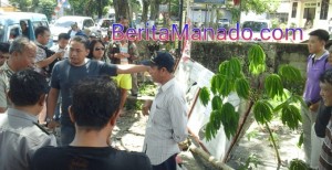 Pajak Lunas Jalan Rusak, Warga Blokir Jalan ke Kaki Dian