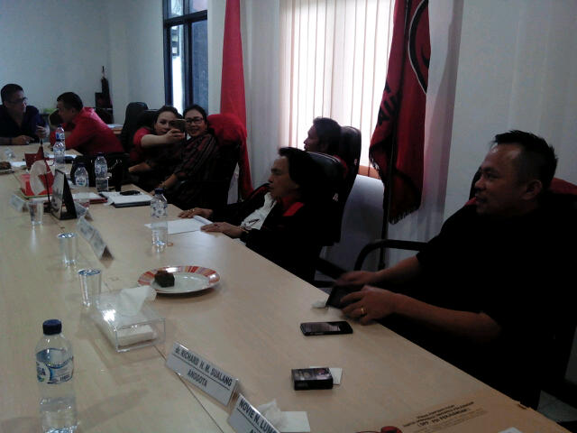 Sualang-pdip.jpg Minta Izin, Vicky Lumentut Bisa Daftar di PDIP pada Hari Lain