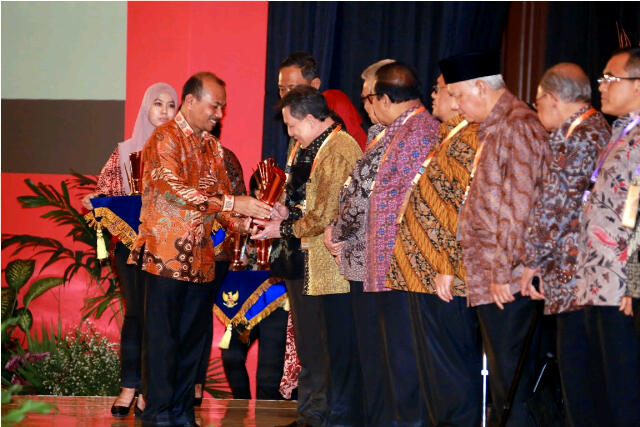 sarundajang.JPG Gubernur Sarundajang Terima Anugerah Pangripta Nusantara