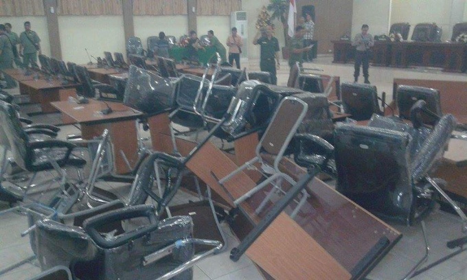Berita Foto: Kantor DPRD Manado Diacak-acak