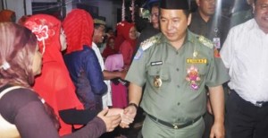 Safari Ramadhan, Sumendap Serahkan Bantuan ke Warga Muslim