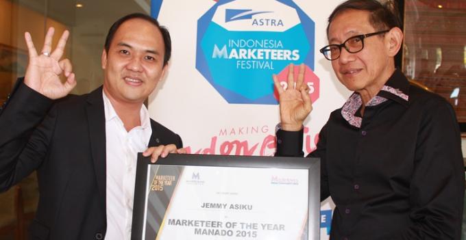 Hermawan Kartajaya, CEO MarkPlus, Berikan Penghargaan Kepada Jemmy Asiku