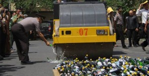 Polresta Manado Musnahkan Ribuan Botol Miras