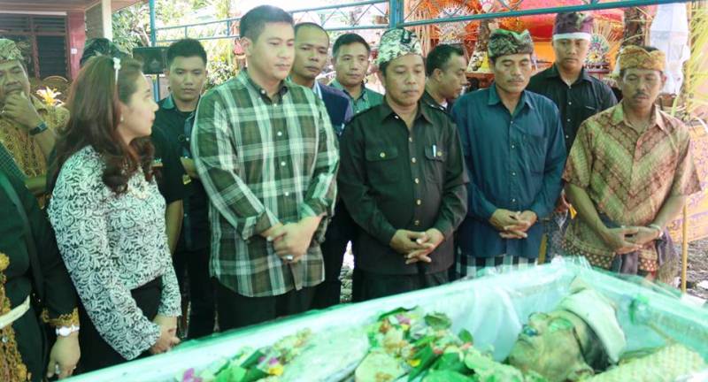 Tak Pandang Jarak, Harley Mangindaan Hadiri Pemakaman Ayahanda Patwal Pribadinya