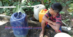 Kemarau Tiba, Warga Penuhi Lokasi Mata Air
