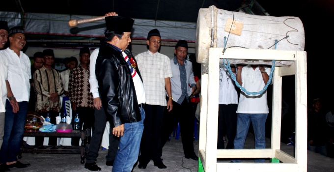 Ditandai dengan pemukulan Bedug, Bupati James Sumendap melepas peserta pawai Takbir